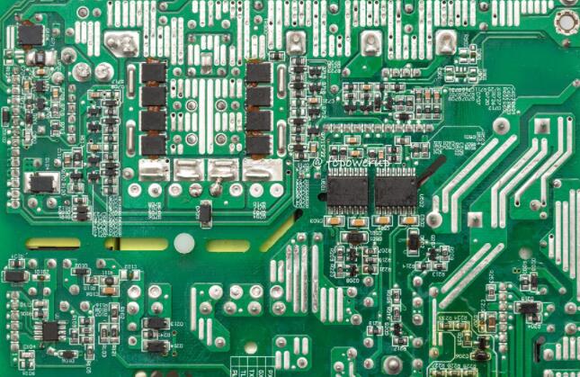 печатная плата с красным клеем